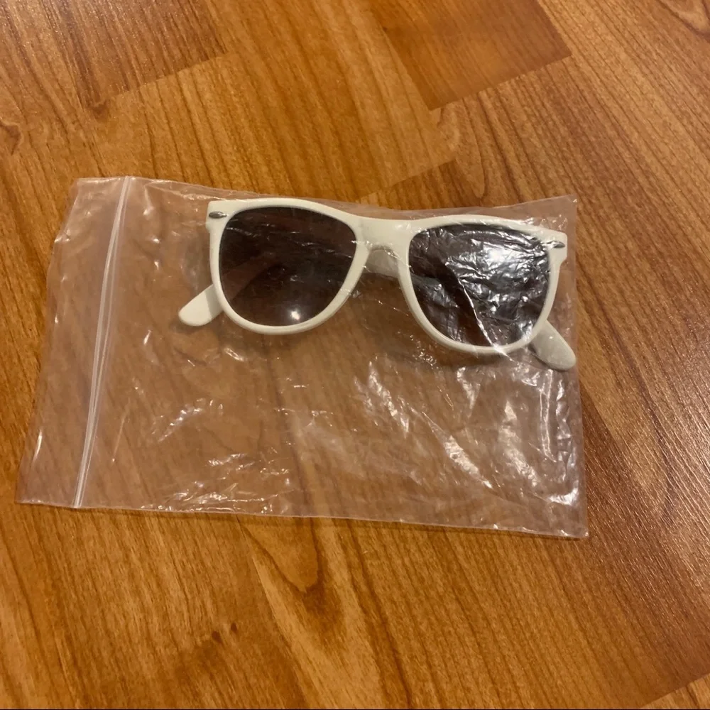 Free item: white sunglasses